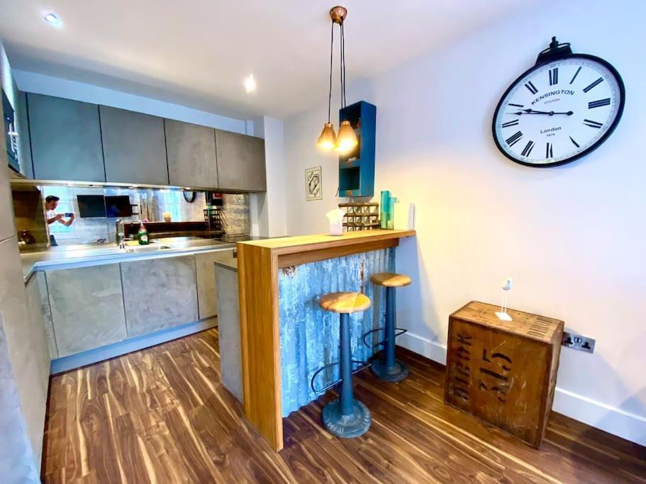 Stunning Little House On Poole Quay - Free Secure Parking & Wifi - In The Heart Of The Old Town - Great Location - Free Parking - Fast Wifi - Smart Tv - Newly Decorated - Sleeps 2! Close To Poole & Bournemouth & Sandbanks Eksteriør billede