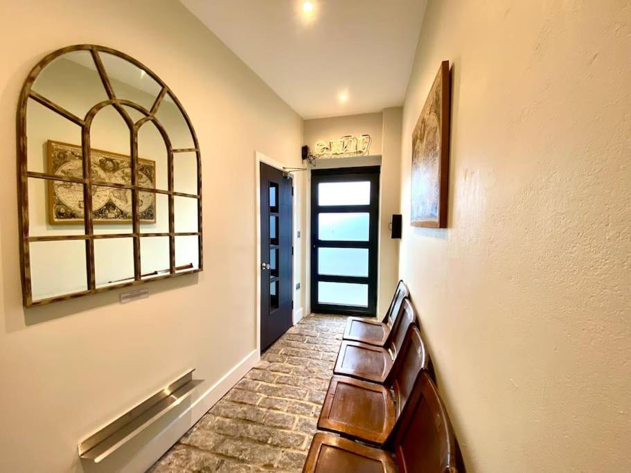 Stunning Little House On Poole Quay - Free Secure Parking & Wifi - In The Heart Of The Old Town - Great Location - Free Parking - Fast Wifi - Smart Tv - Newly Decorated - Sleeps 2! Close To Poole & Bournemouth & Sandbanks Eksteriør billede
