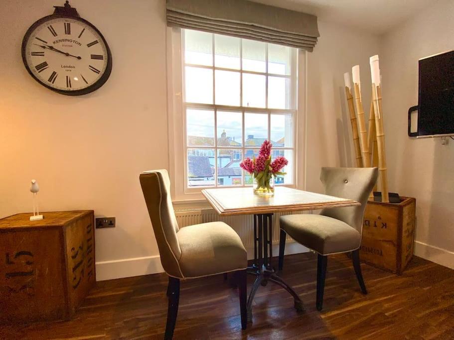 Stunning Little House On Poole Quay - Free Secure Parking & Wifi - In The Heart Of The Old Town - Great Location - Free Parking - Fast Wifi - Smart Tv - Newly Decorated - Sleeps 2! Close To Poole & Bournemouth & Sandbanks Eksteriør billede