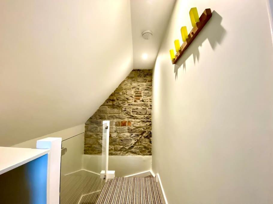 Stunning Little House On Poole Quay - Free Secure Parking & Wifi - In The Heart Of The Old Town - Great Location - Free Parking - Fast Wifi - Smart Tv - Newly Decorated - Sleeps 2! Close To Poole & Bournemouth & Sandbanks Eksteriør billede